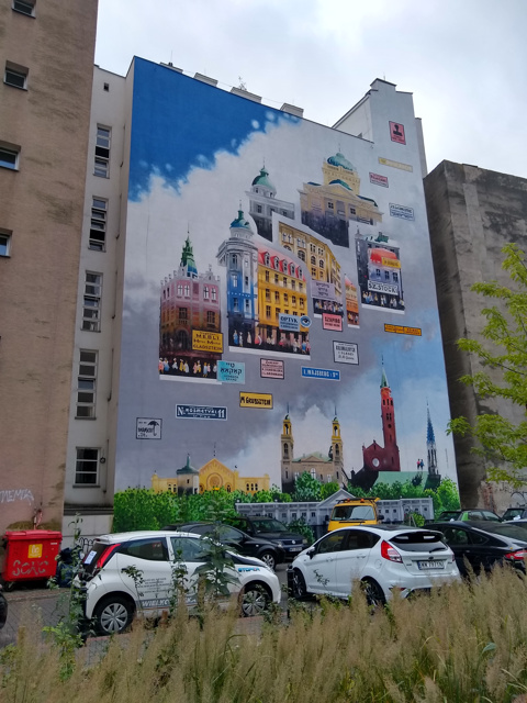  W centrum Warszawy, na tylnej ścianie kamienicy przy ulicy Próżnej, znajduje się mural według projektu Tytusa Brzozowskiego, upamiętniający historię i losy niegdyś mieszkającej tam społeczności żydowskiej.