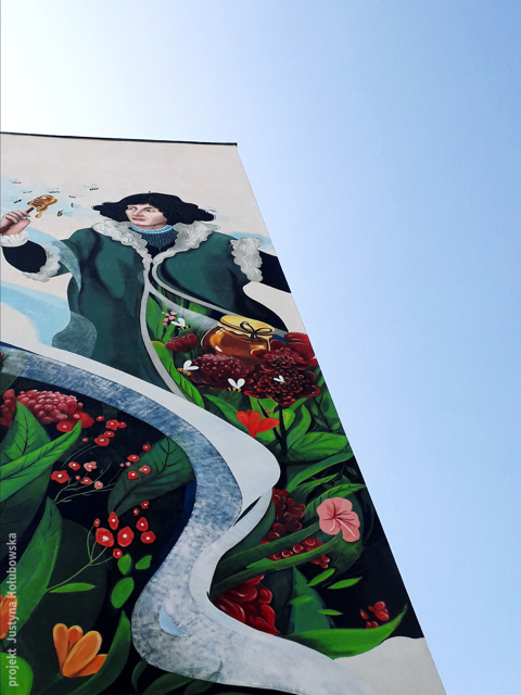 Mural artystyczny. Tym razem bohaterem murala jest Mikołaj Kopernik, który pozbywa się astrolabium na rzecz czerpaka do miodu i – wyjątkowo – nie towarzyszą mu gwiazdy, a niewielki rój pszczół. Mural zlokalizowany w Toruniu, znajdziecie go na wschodniej ścianie wieżowca przy ulicy Szosa Lubicka 170. Projekt Justyna Hołubowska .