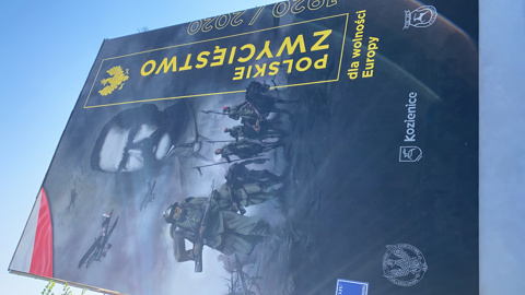 Mural Historyczny. Ten monumentalny mural historyczny znajduje się w Kozienicach na ścianie budynku przy Osiedlu Pokoju 3. Został stworzony z okazji 100. rocznicy Bitwy Warszawskiej, jednego z najważniejszych wydarzeń w historii Polski, które miało decydujący wpływ na losy Europy i świata.