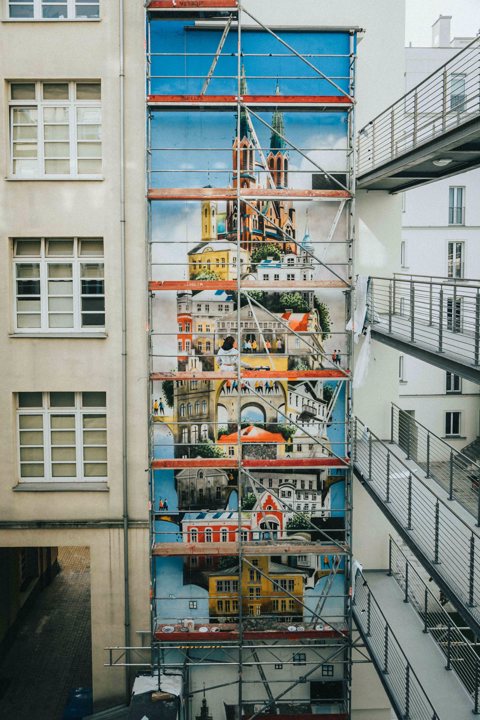 Mural był zrealizowany dla inwestycji deweloperskiej w Warszawie, Praga Południe . Projekt Tytusa Brzozowskiego.