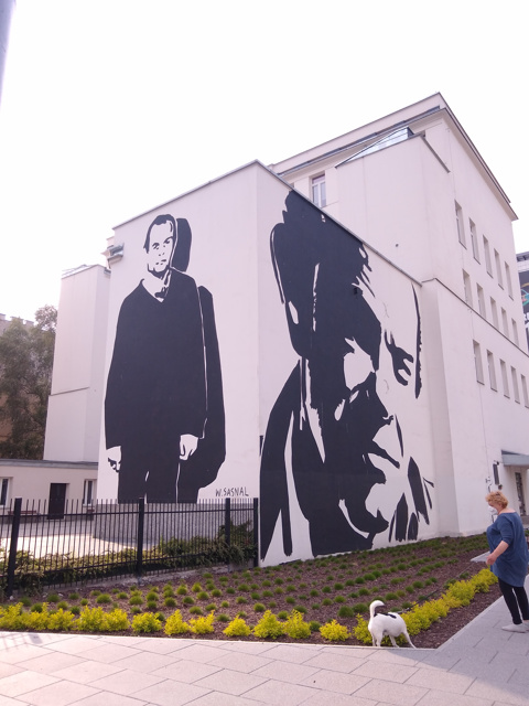 Mural artystyczny na budynku liceum. W czerwcu 2020 roku na budynku  Liceum Ogólnokształcącego im. Jacka Kuronia przy ulicy Złotej 58 w Warszawie powstał mural upamiętniający Jacka Kuronia. Autorem projektu tego czarno-białego dzieła jest ceniony polski artysta, Wilhelm Sasnal.
