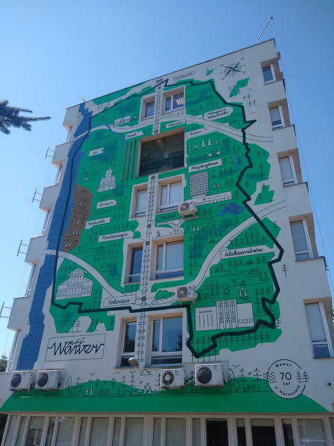 Antysmogowy mural został stworzony na Urzędzie Dzielnicy Wawer w Warszawie, jako część inicjatywy promującej ekologię i poprawę jakości powietrza. Mural powstał z myślą o podnoszeniu świadomości na temat ochrony środowiska, jednocześnie pełniąc funkcję estetyczną i edukacyjną.