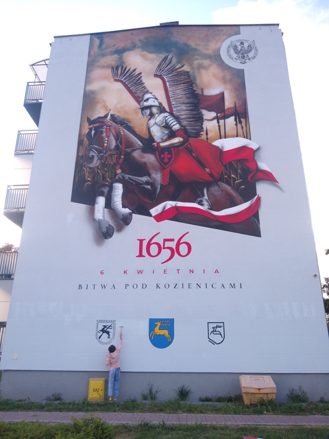 Mural 3D. Ten mural historyczny z efektem 3D znajduje się w Kozienicach i upamiętnia historyczną Bitwę pod Kozienicami, która miała miejsce 6 kwietnia 1656 roku. Przedstawia on husarza na koniu w pełnym pędzie, w dynamicznej pozie, co nadaje kompozycji niesamowitej ekspresji i realizmu.