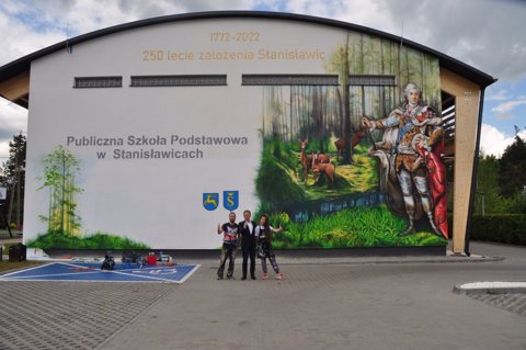 Mural historyczny. W ramach obchodów 250-lecia miejscowości Stanisławice, na ścianie Publicznej Szkoły Podstawowej powstał imponujący malunek naścienny upamiętniający założyciela wsi, króla Stanisława Augusta Poniatowskiego.