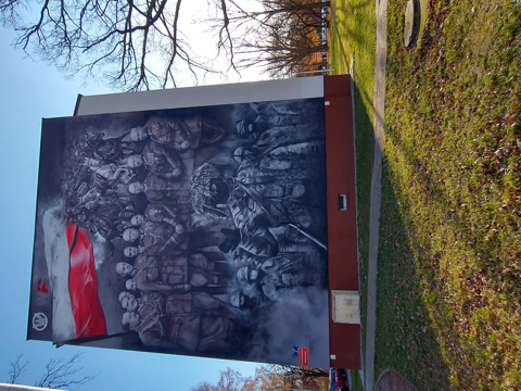Mural Patriotyczny został zrealizowany w ramach konkursu MUR, ALE HISTORIA WOJSKA POLSKIEGO, Warszawa Rembertów.